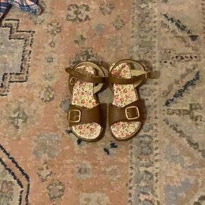 Sandals flower print at the bottom